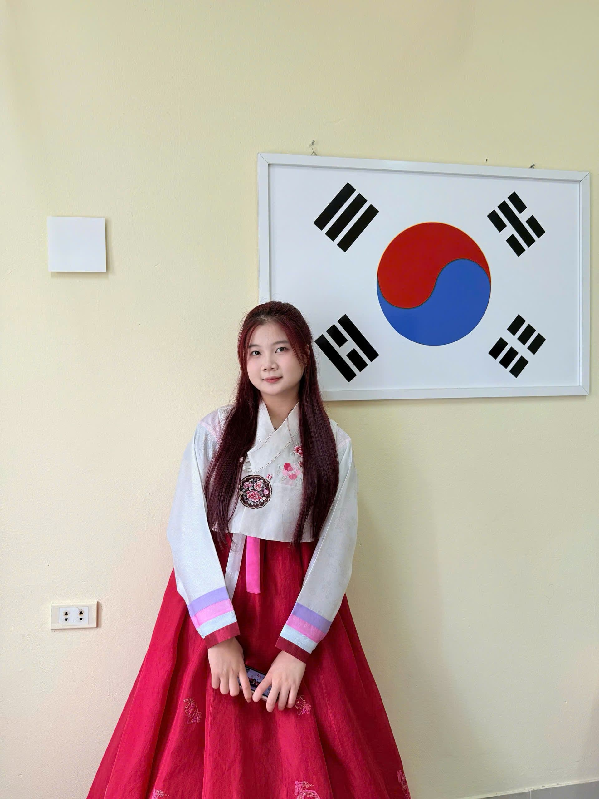 Khi khoác lên mình bộ Hanbok với sắc màu tươi sáng, nhiều học viên không giấu được sự thích thú.