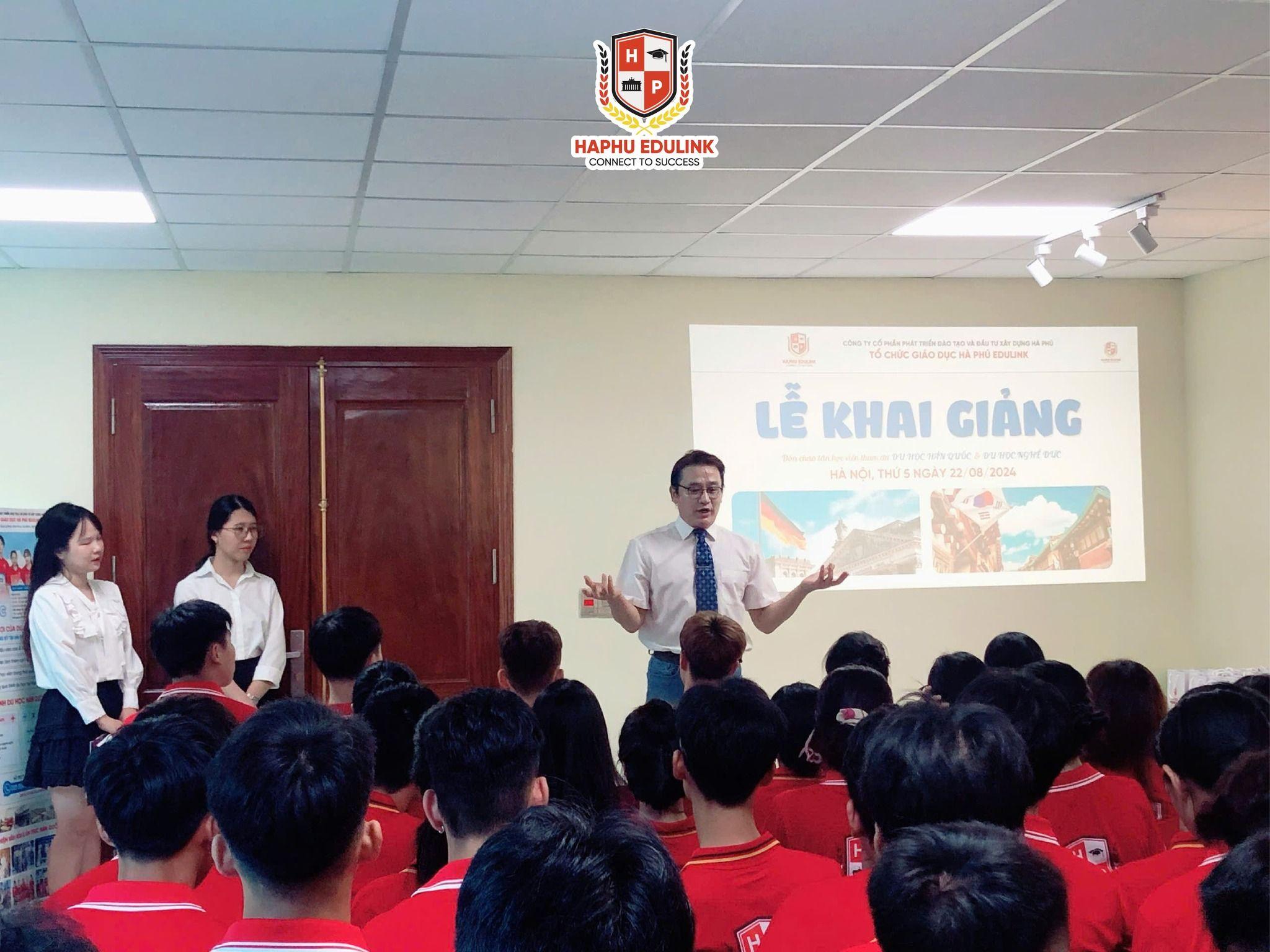 Giáo sư Lee Gui Bok chia sẻ và giới thiệu về chương trình du học và đất nước Hàn Quốc với các bạn học viên