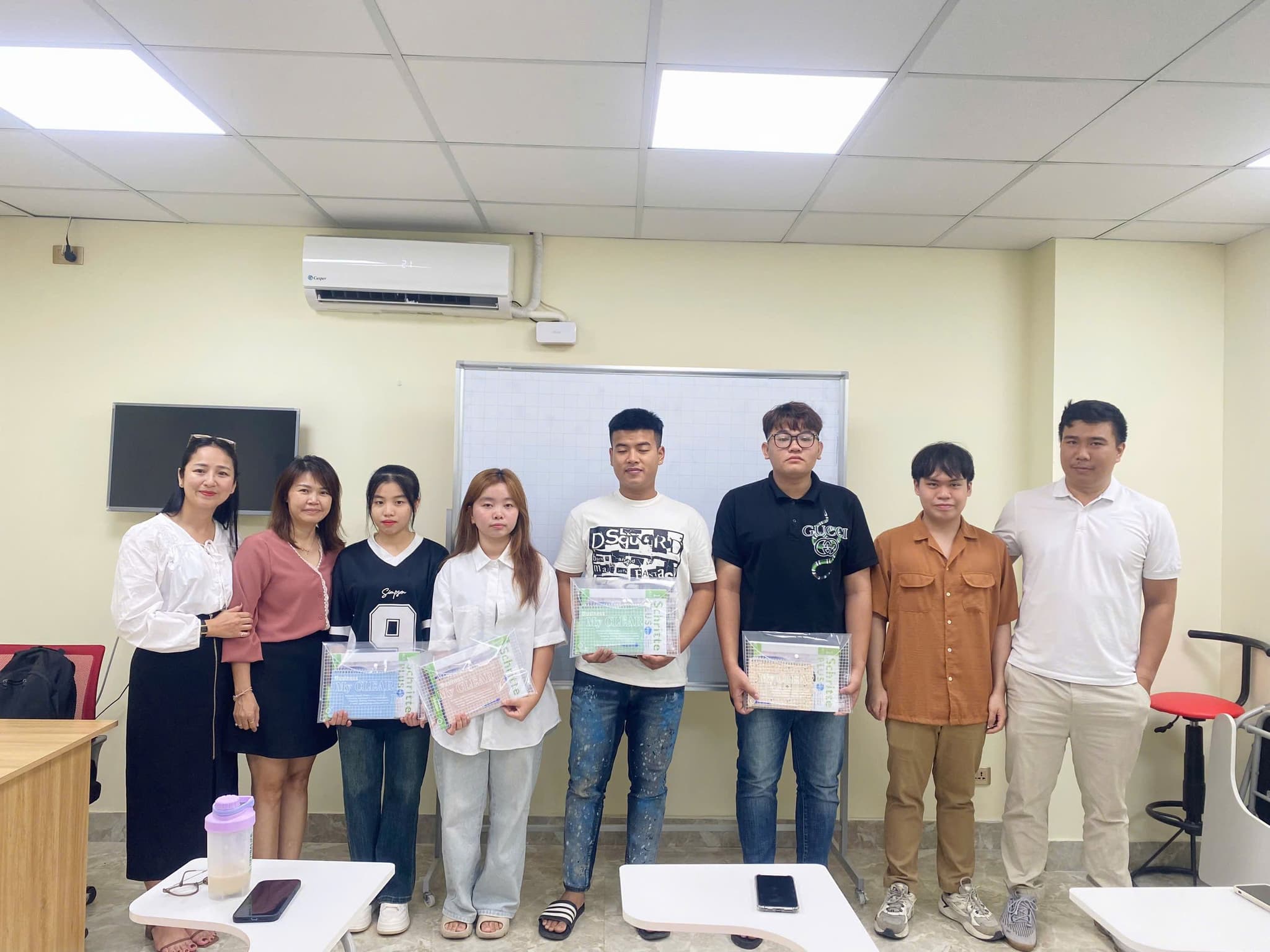 Sáng ngày 15/10, tại trung tâm du học nghề Hà Phú Edulink, buổi khai giảng lớp Tiếng Đức A1 đã diễn ra trong không khí phấn khởi và đầy nhiệt huyết.