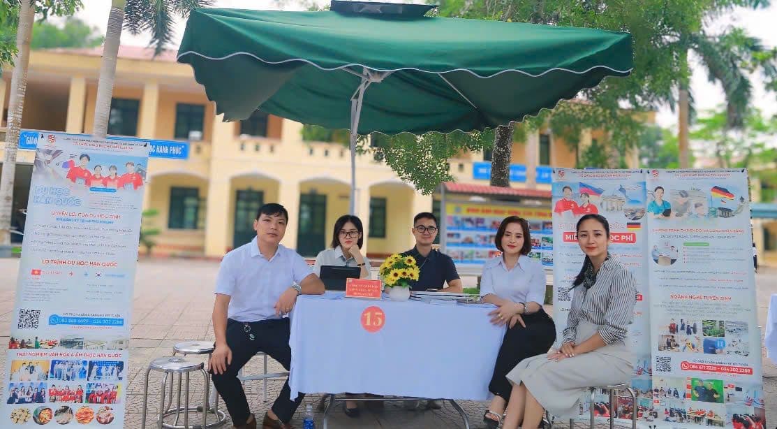 Không chỉ dừng lại ở việc tư vấn du học, Hà Phú Edulink còn chú trọng đến việc đồng hành cùng học viên trong suốt quá trình học tập và làm việc tại nước ngoài