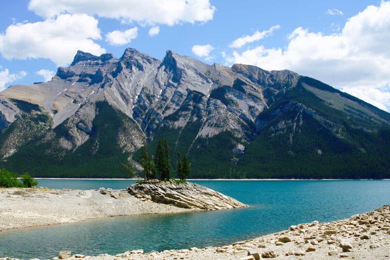 Một trong những điểm du lịch nổi tiếng nhất ở Canada là Banff National Park.