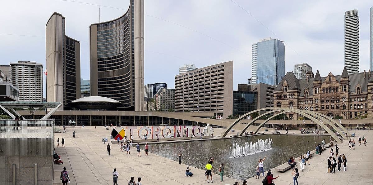 Quảng trường Nathan Phillips là một biểu tượng nổi tiếng và là trái tim của thành phố Toronto, Canada.