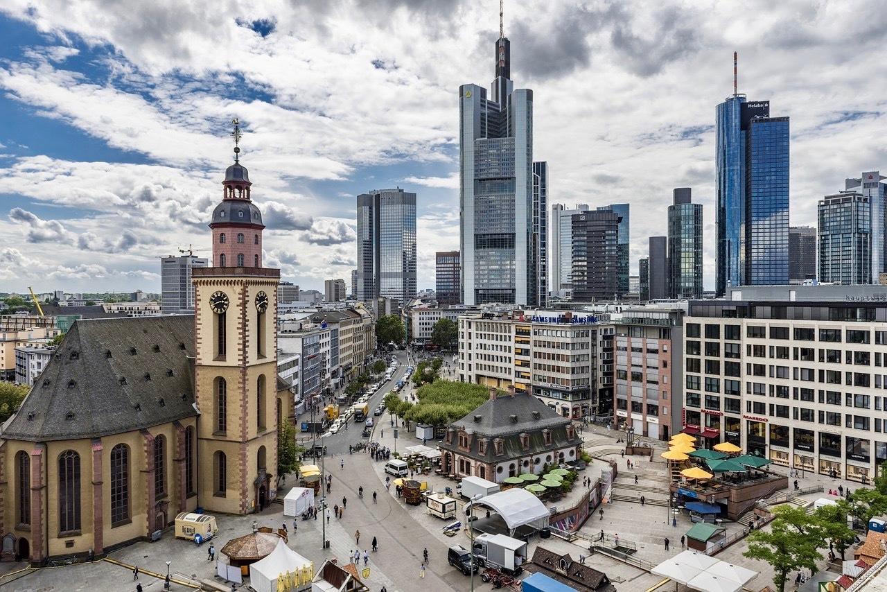 Frankfurt là một thành phố hòa trộn giữa cổ kính và hiện đại.