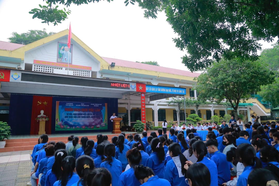 Hà Phú Edulink tham gia Ngày hội tư vấn hướng nghiệp và Phiên giao dịch việc làm tại trường THPT Thường Xuân 2, Thanh Hóa