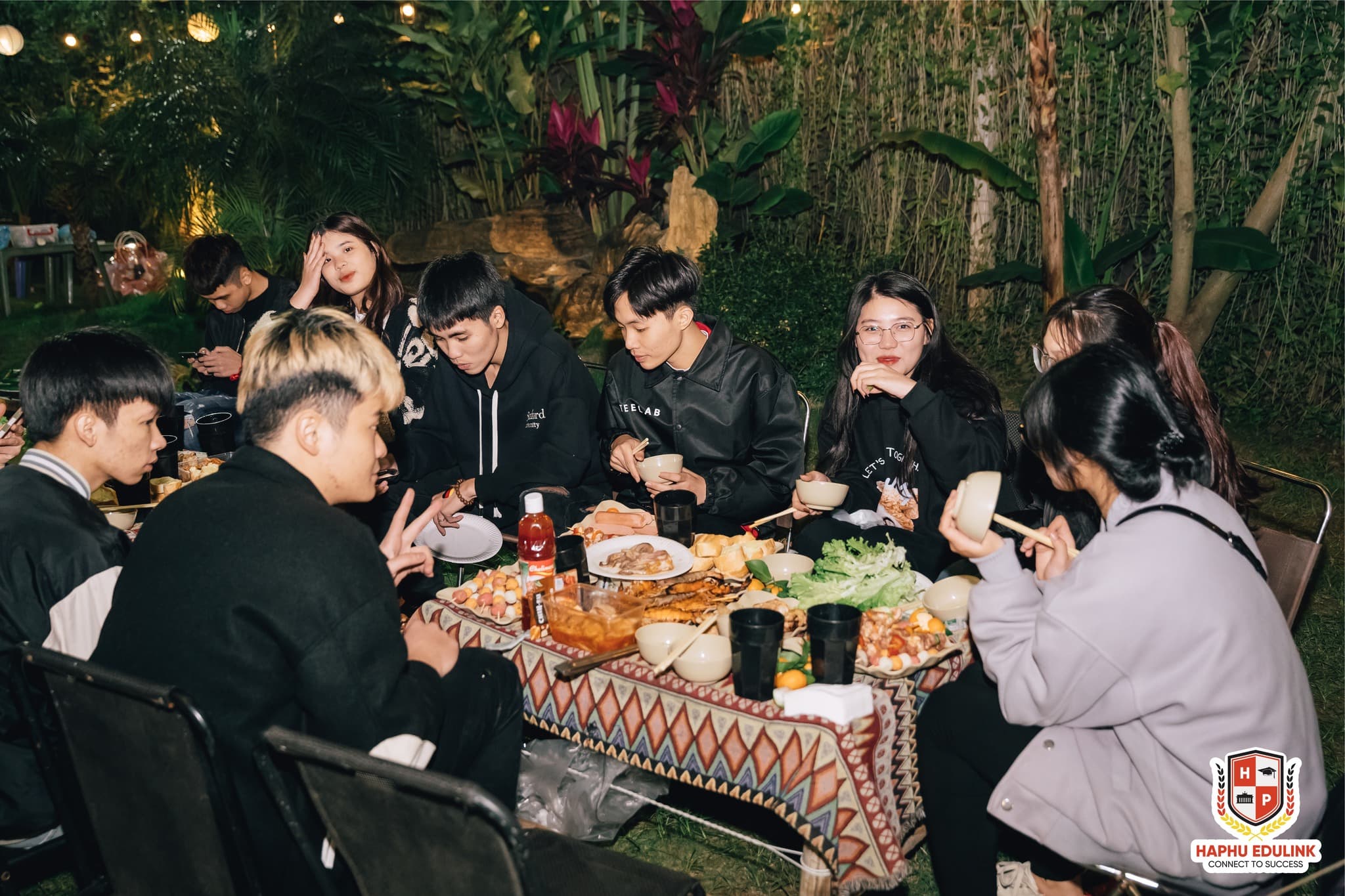 Các bạn tham gia bữa tiệc BBQ cùng các anh/chị CBNV Hà Phú Edulink.