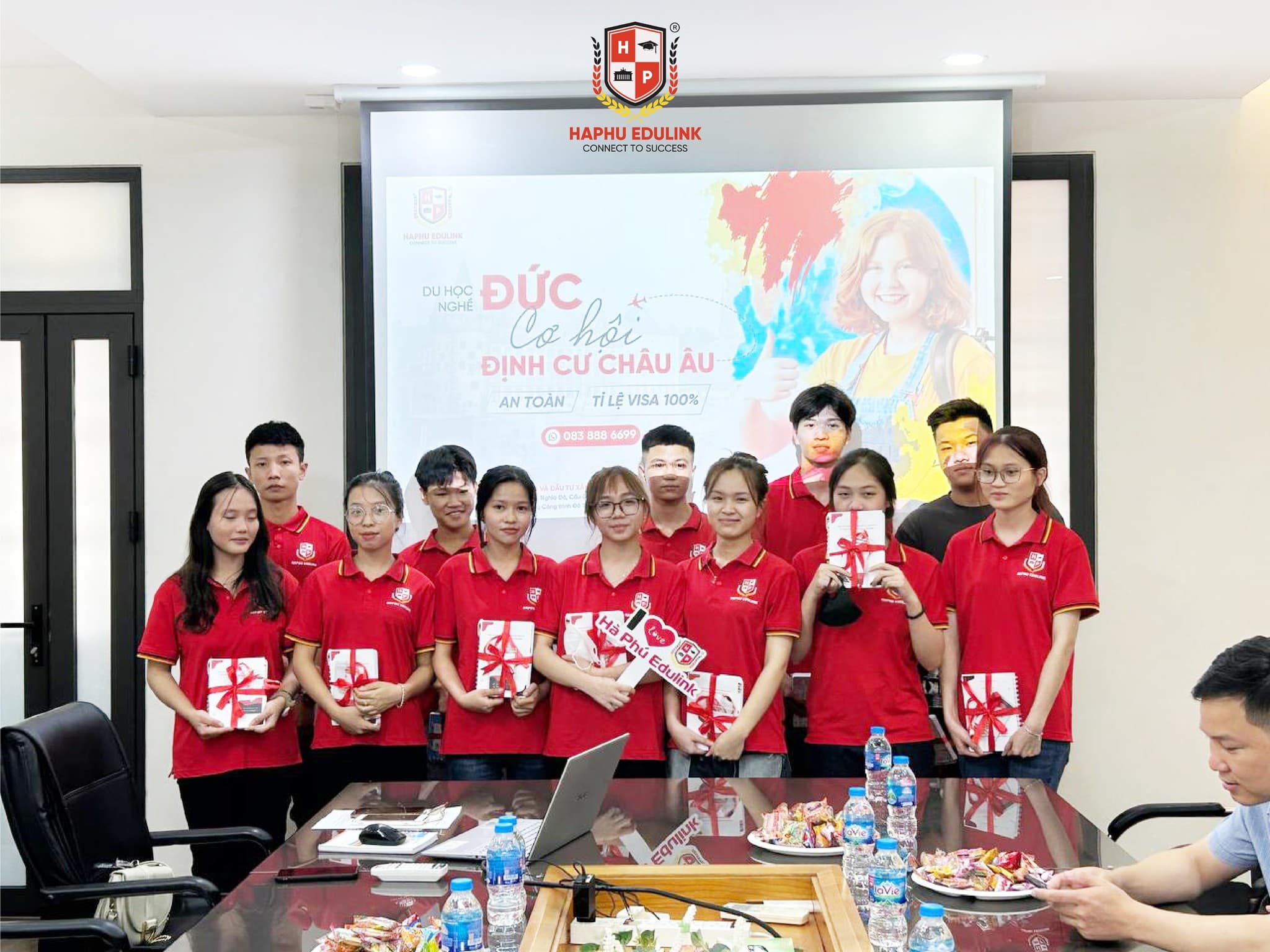 Các bạn học viên khóa HP.CHLBĐ.03 nhận những món quà trong buổi khai giảng tại Hà Phú Edulink