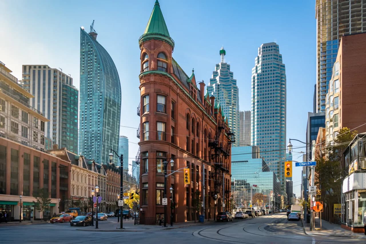 Chính phủ Canada cũng đã chú trọng đến việc tạo ra các chính sách hỗ trợ cho việc bình đẳng giới và truy cấp công bằng cho tất cả mọi người.