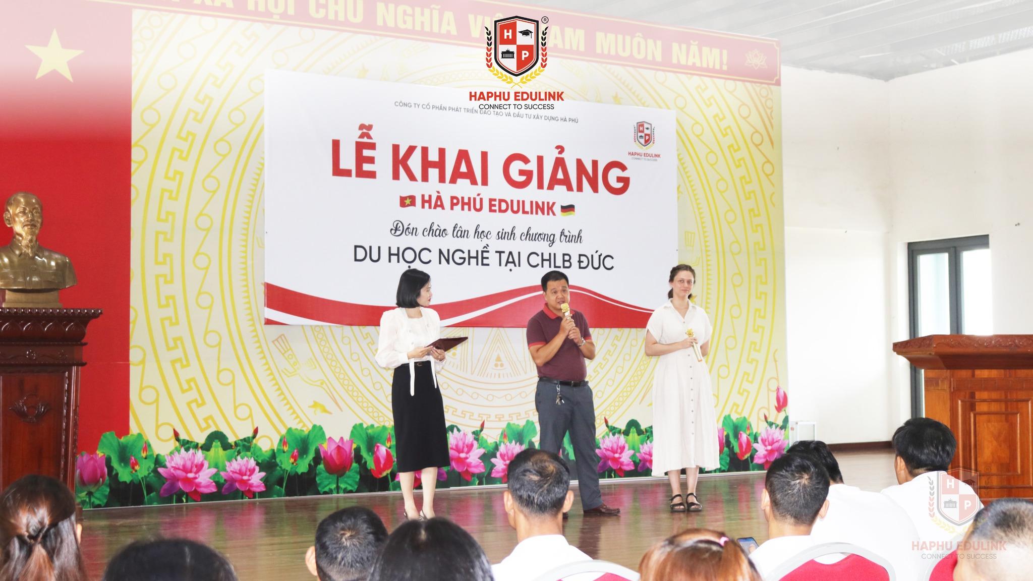 Sự xuất hiện của 2 vị khách mời đặc biệt đến dự lễ khai giảng của Hà Phú Edulink