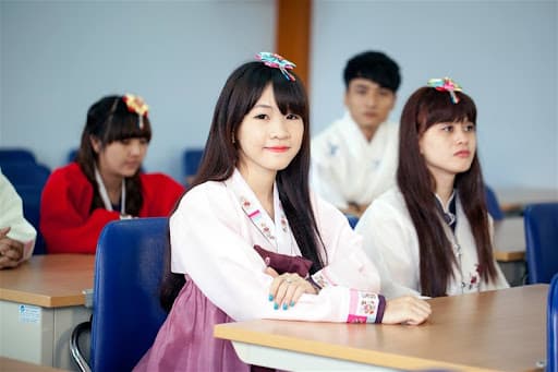 Yêu cầu cơ bản để du học Hàn Quốc là tốt nghiệp THPT hoặc có Giấy chứng nhận tạm thời về tốt nghiệp. 