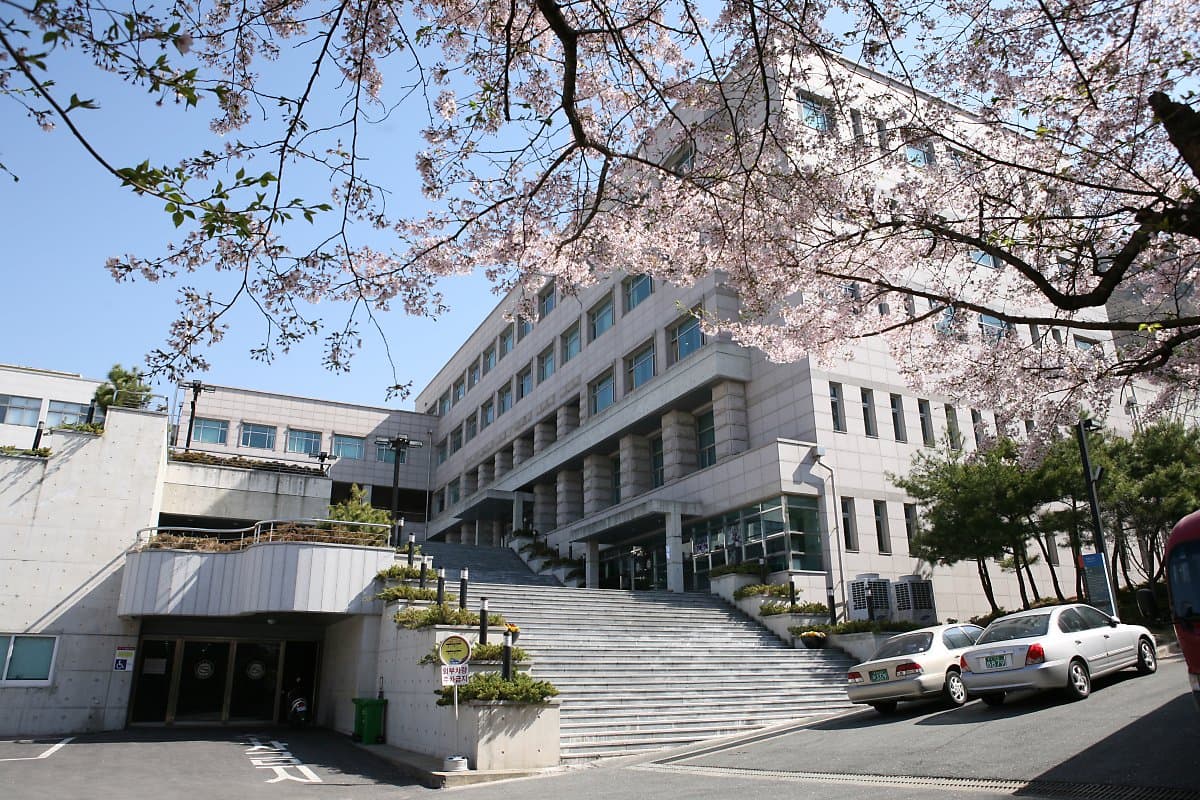 Trường Cao đẳng Daedong nằm ở vị trí rất thuận lợi tại quận Dongnae, Busan cùng cơ sở vật chất hiện đại. 