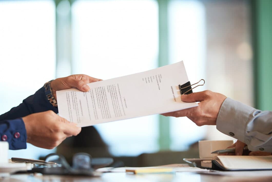 Học bạ và bằng tốt nghiệp là những giấy tờ cần thiết khi chuẩn bị hồ sơ du học nghề Đức