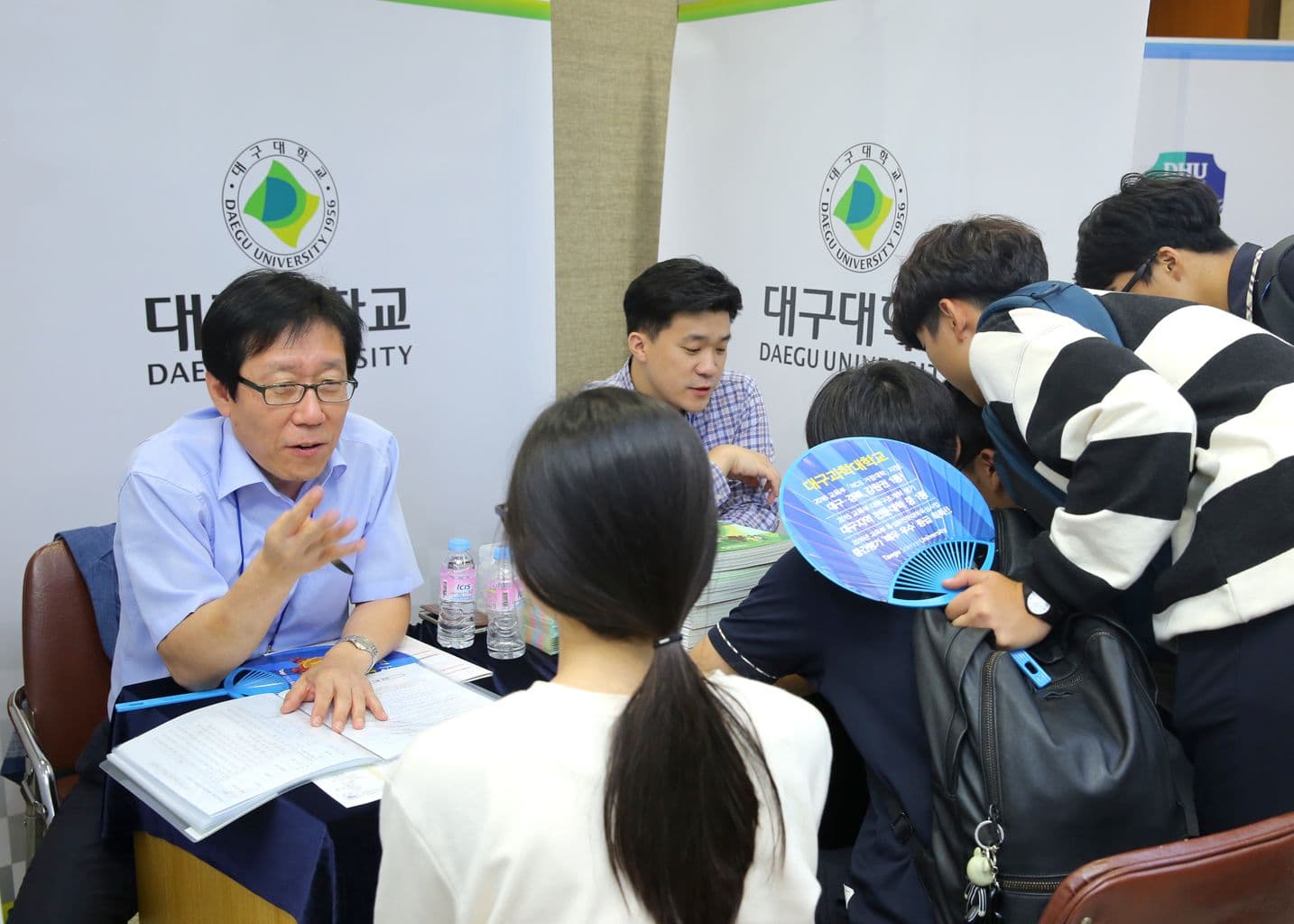 Với chất lượng giáo dục đỉnh cao, chi phí hợp lý, cơ hội nghề nghiệp tốt du học Hàn Quốc bằng tiếng anh thực sự là một lựa chọn tuyệt vời cho các bạn sinh viên quốc tế.