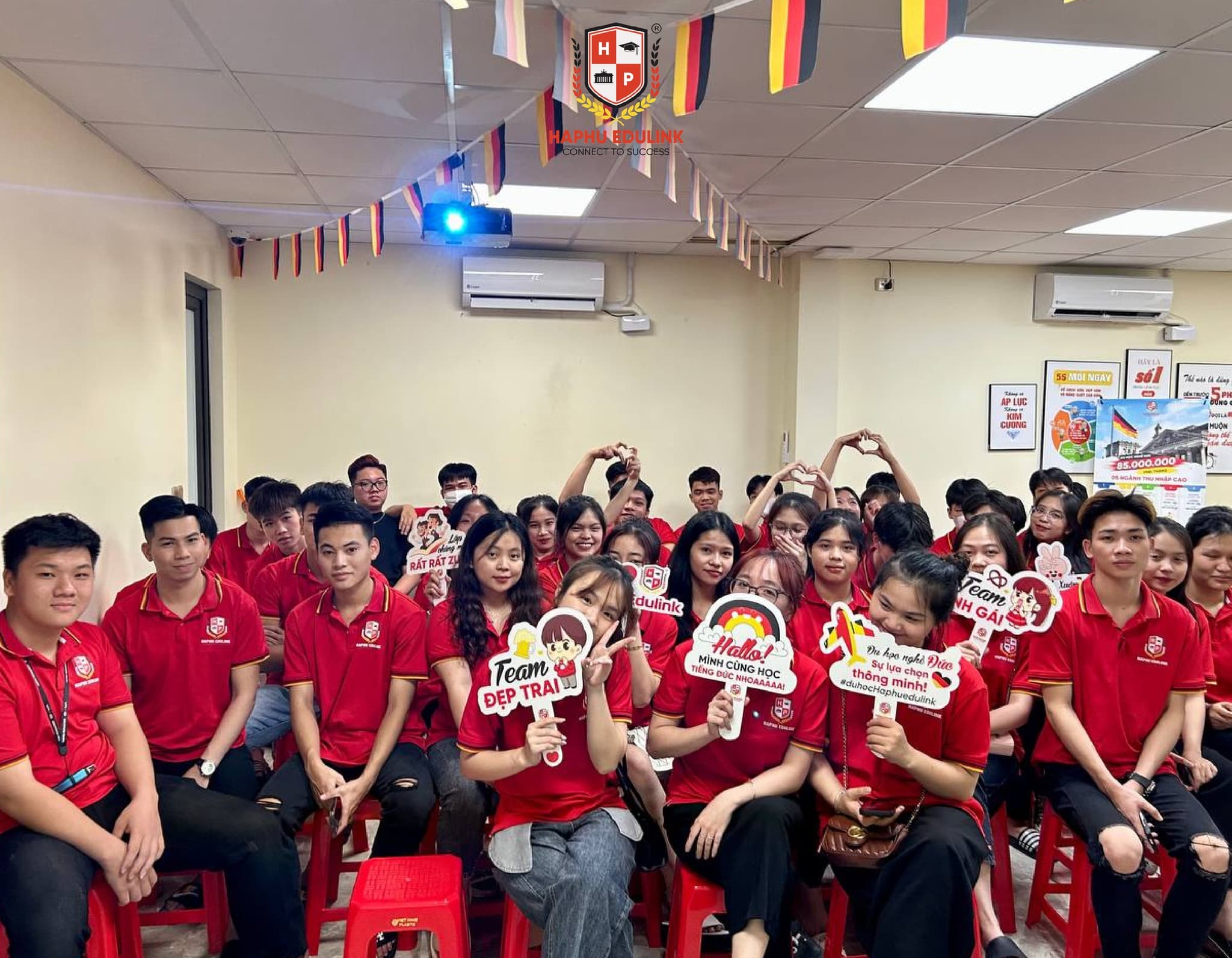 Hình ảnh không khí đầy hào hứng tại sự kiện hội thảo “Định hướng tương lai” tại Hà Phú Edulink trong ngày 05/10/2023.