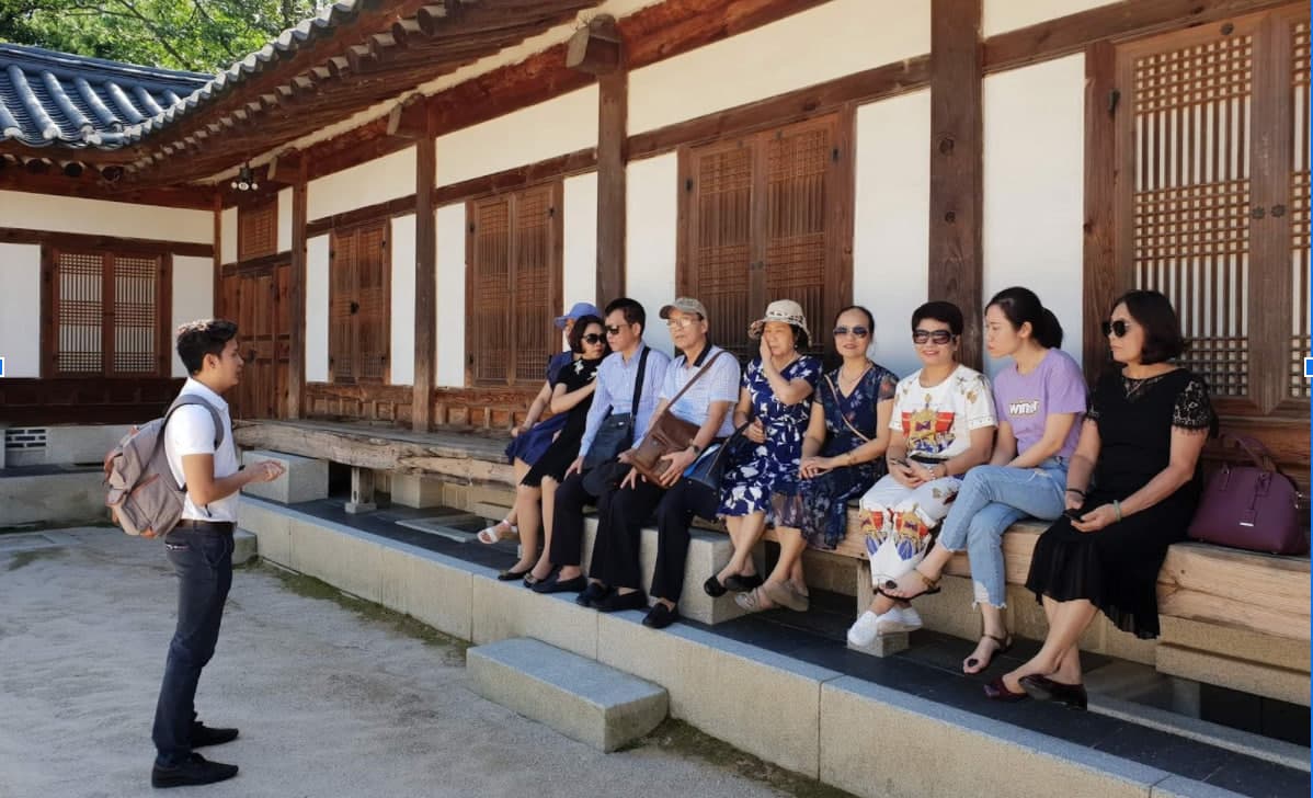 Du học sinh có thể làm hướng dẫn viên du lịch để giúp du khách khám phá đất nước và nâng cao tiếng.
