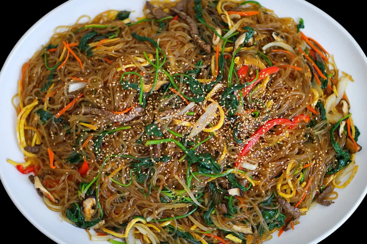 Japchae là món miến trộn dễ dàng tìm thấy trong bất kỳ bữa ăn nào ở Hàn Quốc. 