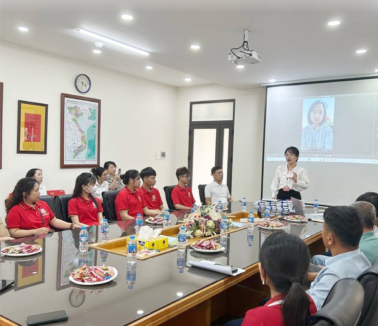 Khách mời đặc biệt Bà Nguyễn Thanh Thư - Thạc sỹ kinh tế tại Đức chia sẻ tại buổi khai giảng của Hà Phú Edulink