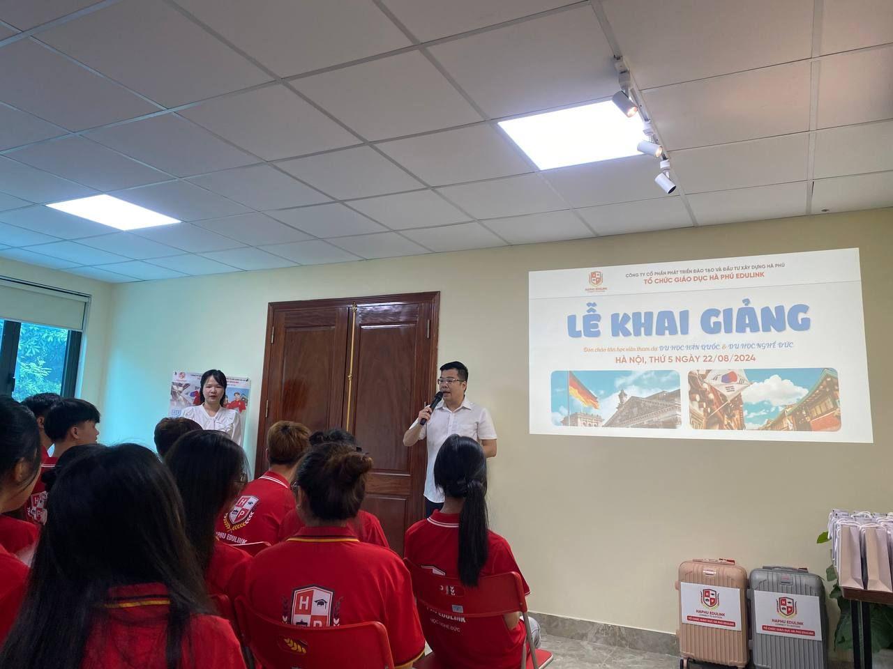 ông Nguyễn Tiến Anh, Chủ tịch HĐQT của tổ chức giáo dục Hà Phú Edulink phát biểu khai mạc buổi lễ.