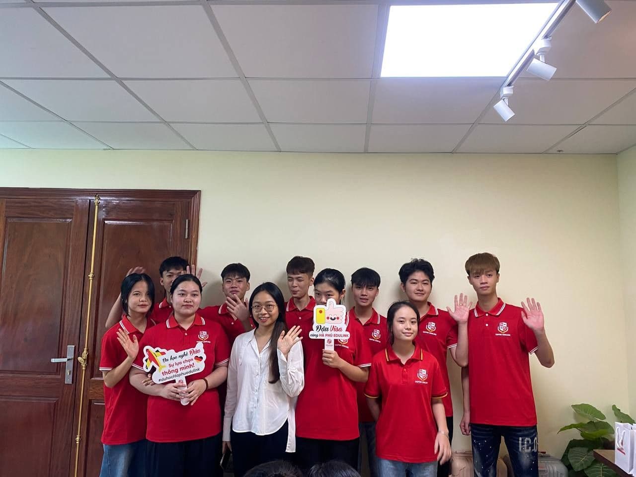 Cô giáo Lê Thủy Tiên đón các bạn tân học viên.