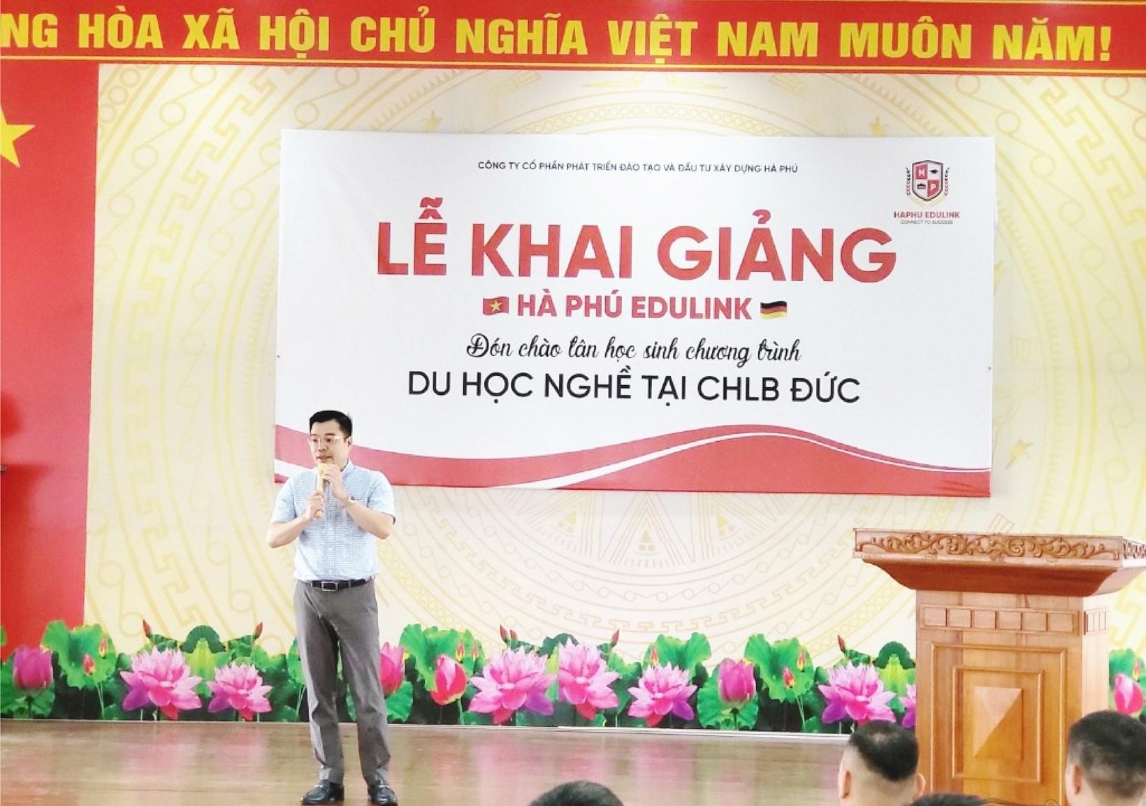 Ông Nguyễn Tiến Anh phát biểu tại sự kiện khai giảng khóa 02