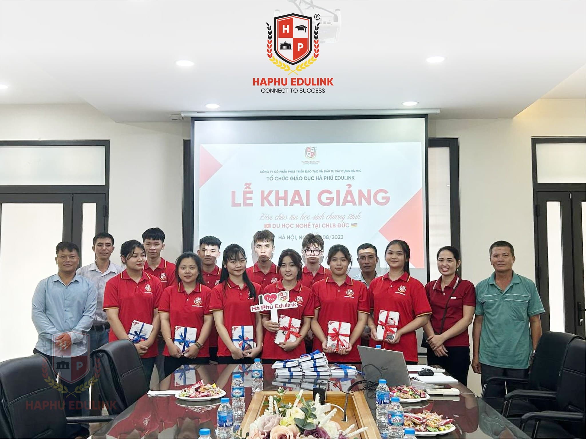 Hình ảnh ký niệm khai giảng khóa HP.CHLBĐ.04 tại Hà Phú Edulink