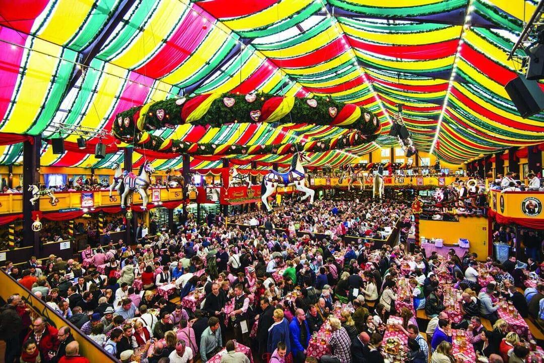 Lễ hội bia Oktoberfest là một trong những lễ hội lớn nhất và nổi tiếng nhất ở Đức.