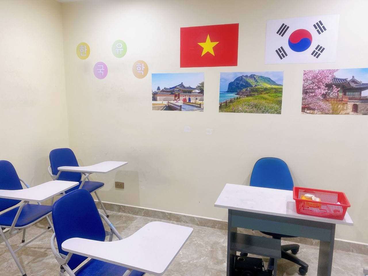Lớp học tại Hà Phú Edulink được đầu tư với nhiều thiết bị công nghệ hỗ trợ giảng dạy.