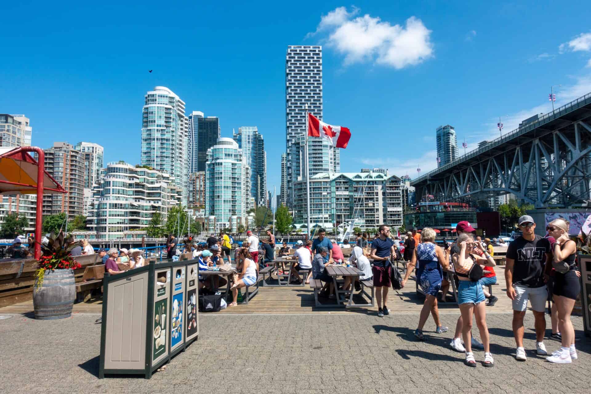 Canada mang đến cho người dân sự lựa chọn giữa cuộc sống ở thành phố sôi động và cuộc sống nông thôn yên bình.