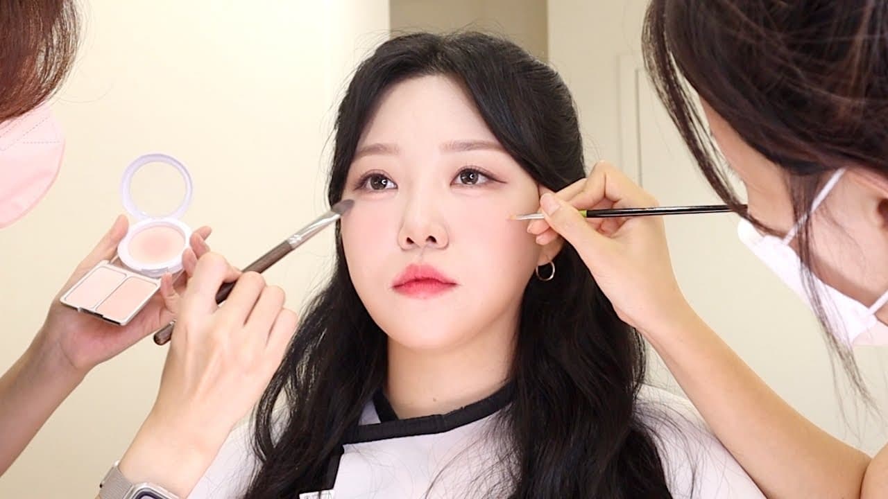 Sinh viên tốt nghiệp ngành làm đẹp và thẩm mỹ có thể làm việc trong các spa, salon, bệnh viện thẩm mỹ, hoặc mở cửa hàng riêng