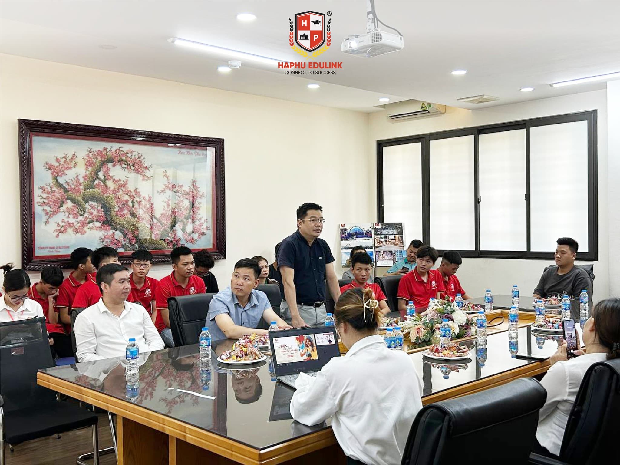 Hình ảnh ông Nguyễn Tiến Anh chia sẻ tại buổi lễ khai giảng lớp Tiếng Đức A1 khóa HP.CHLBĐ.03
