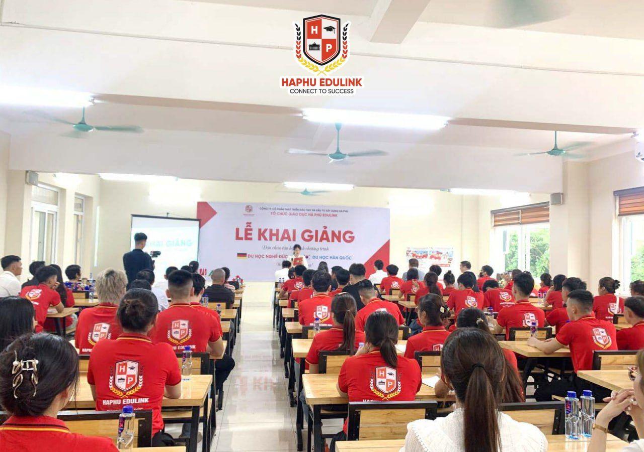 Lễ khai giảng chương trình du học nghề Đức của Hà Phú Edulink có sự tham gia đông đảo của hơn 100 học viên