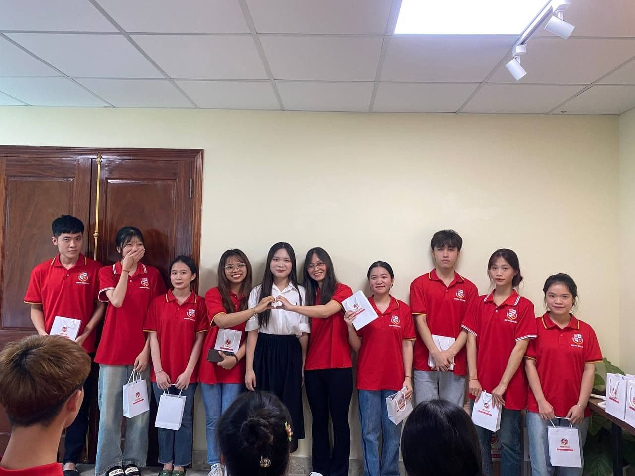 Cô giáo Thùy Trang cùng các bạn học viên lớp HP.CHLBD.06.