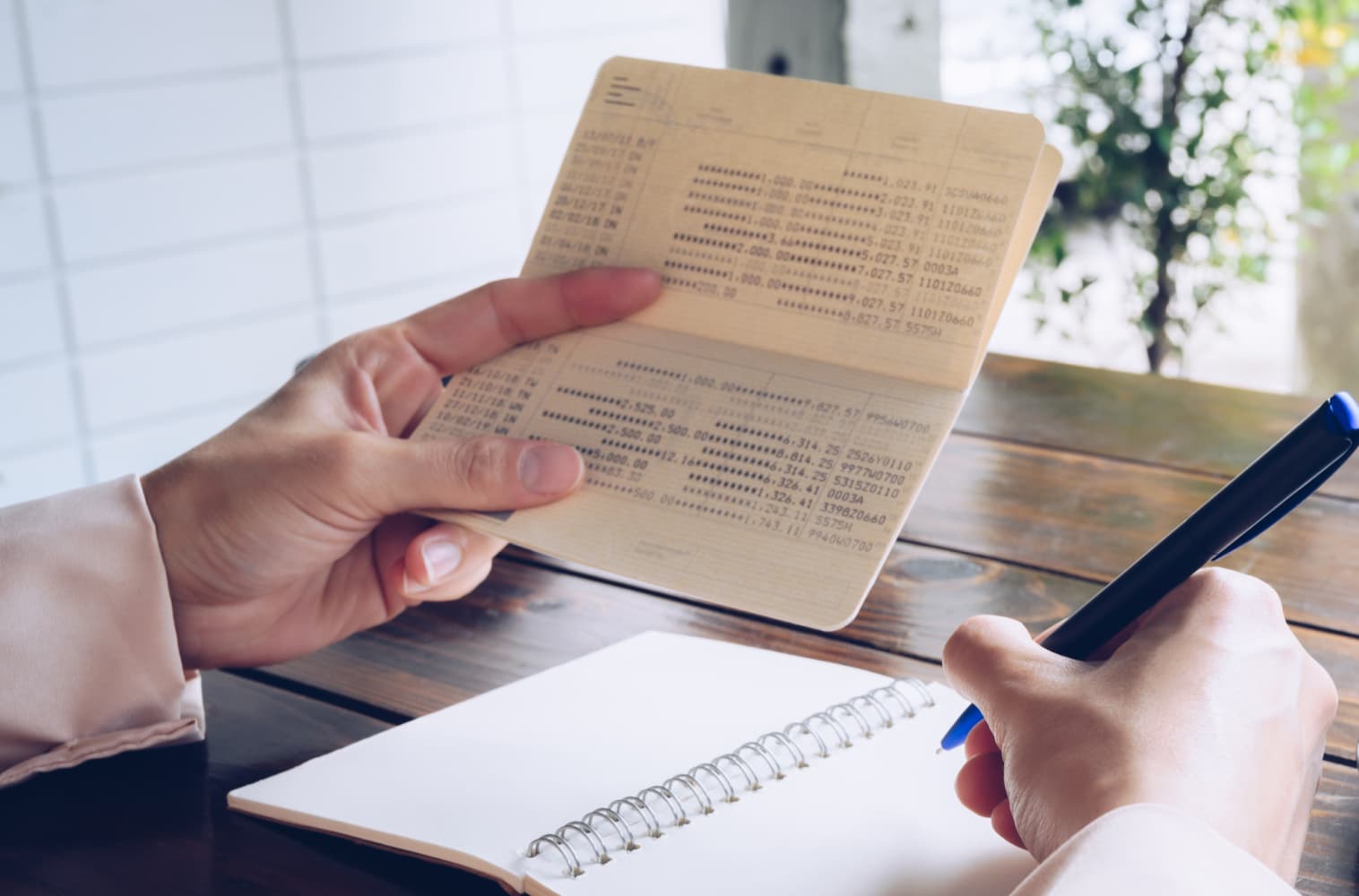 Việc cung cấp sổ tiết kiệm là một cách chứng minh khả năng tài chính của bạn khi du học Hàn Quốc.