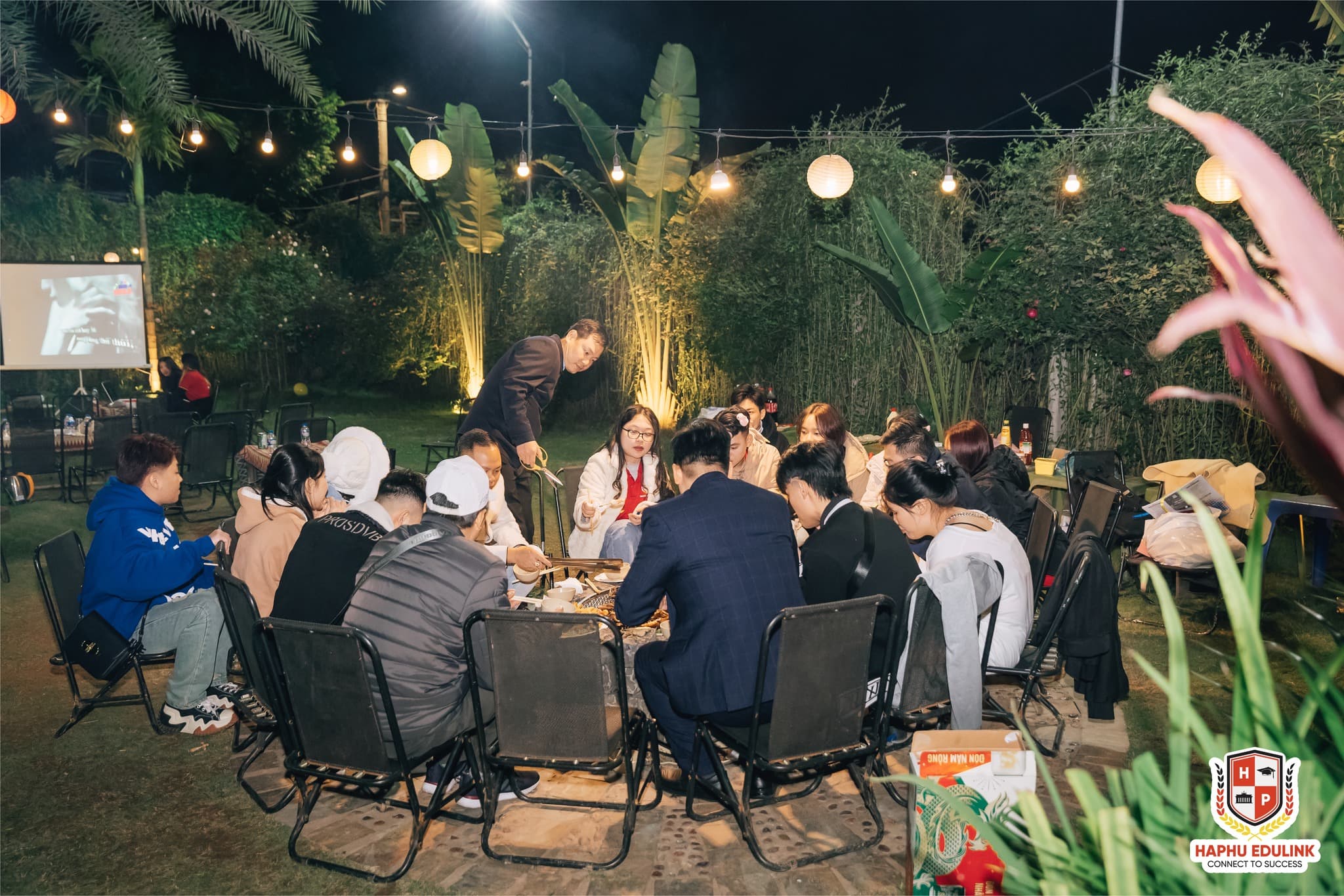 Không khí bữa tiệc BBQ.