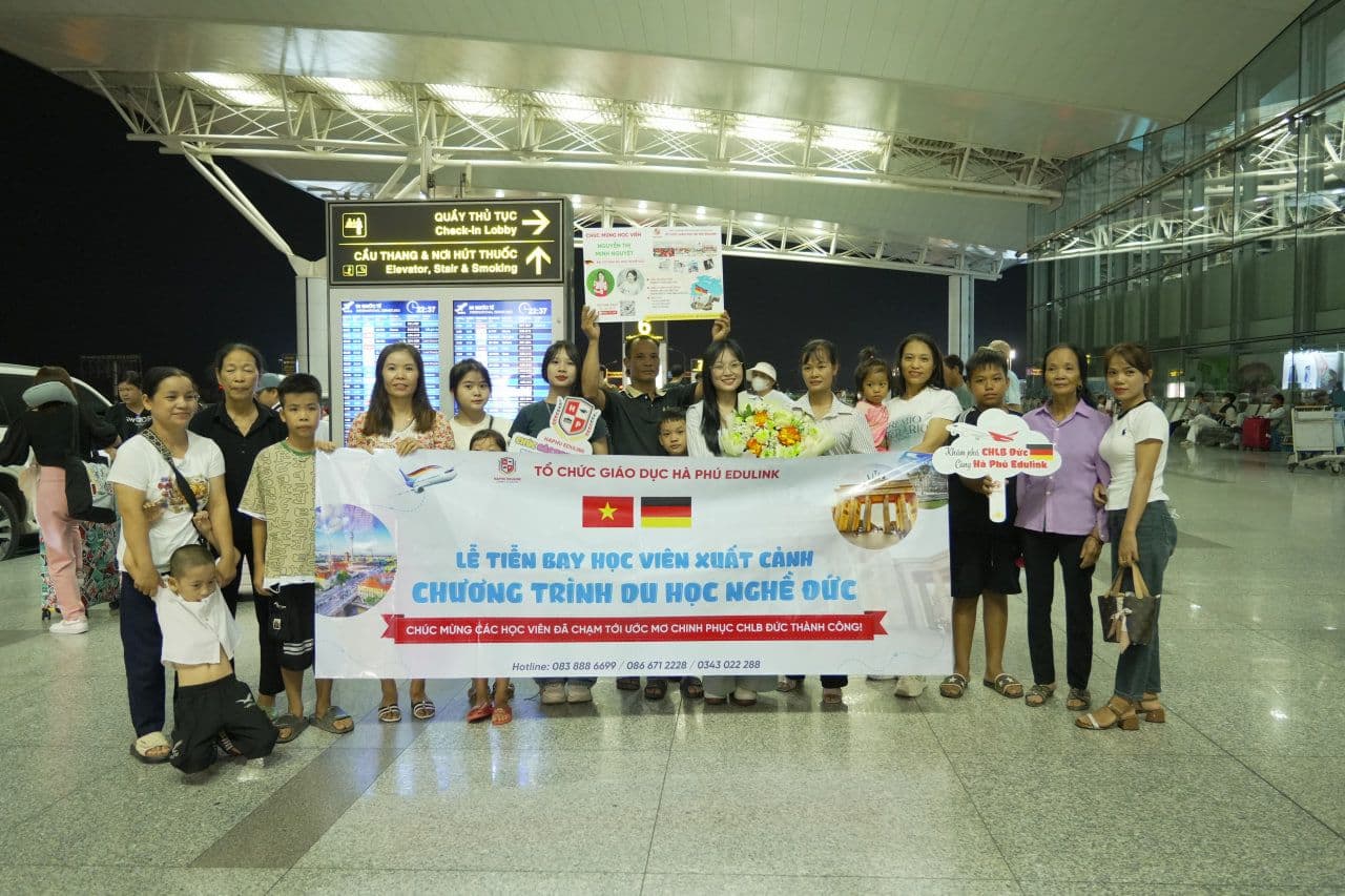 Dù đã là tối muộn, gia đình các bạn học sinh vẫn có mặt từ sớm để tiễn bay các bạn.