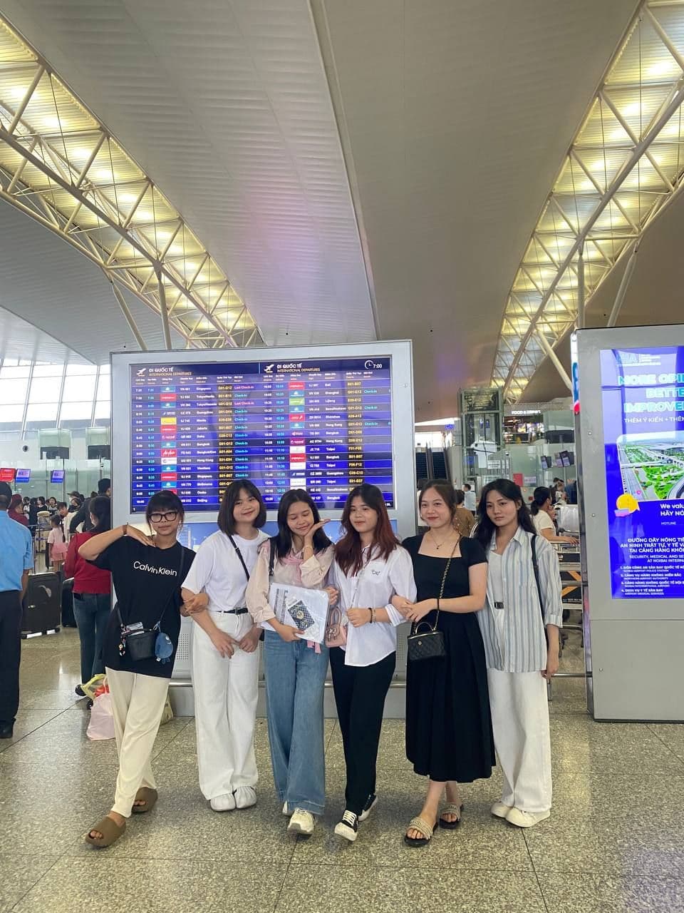 Gia đình và bạn bè đều không giấu được niềm vui, tự hào và xúc động khi tạm biệt hai bạn.