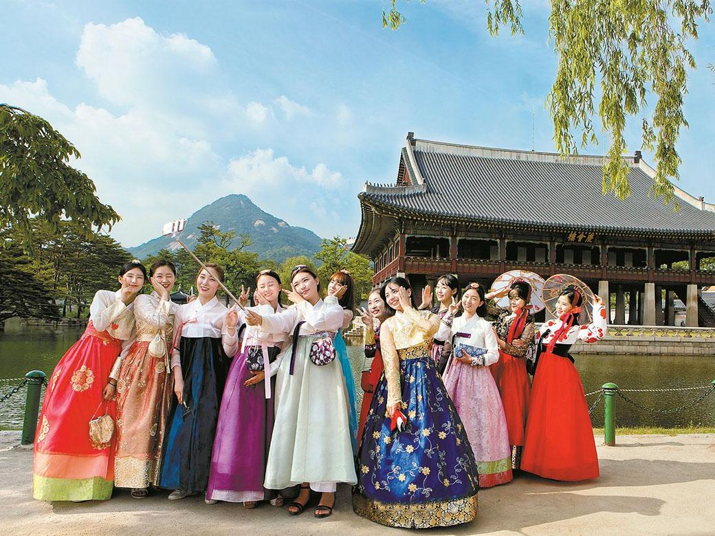 Hanbok - Trang phục dân tộc của người dân Hàn Quốc. 