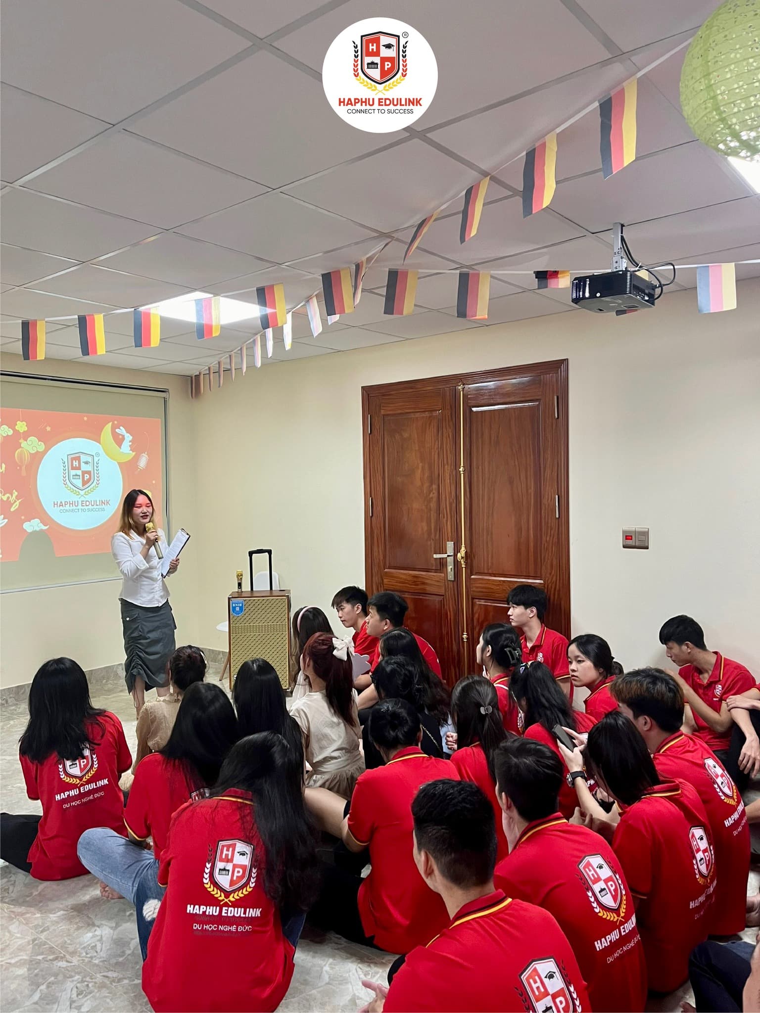 Hình ảnh các bạn học viên tham gia trò chơi.
