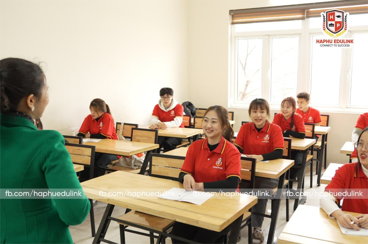 Phòng học được sử dụng nhiều thiết bị giảng dạy hiện đại.