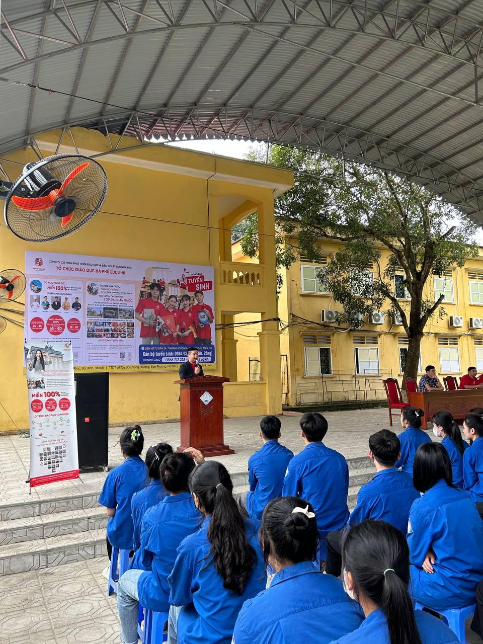 Đại diện Hà Phú Edulink phát biểu chia sẻ với các bạn học sinh về chương trình Du học nghề Đức.