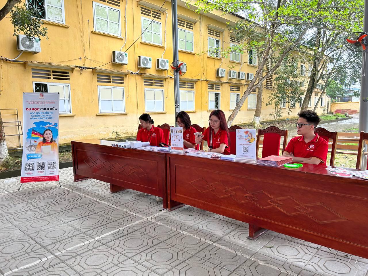 Bàn tư vấn tuyển - hướng nghiệp của Hà Phú Edulink.