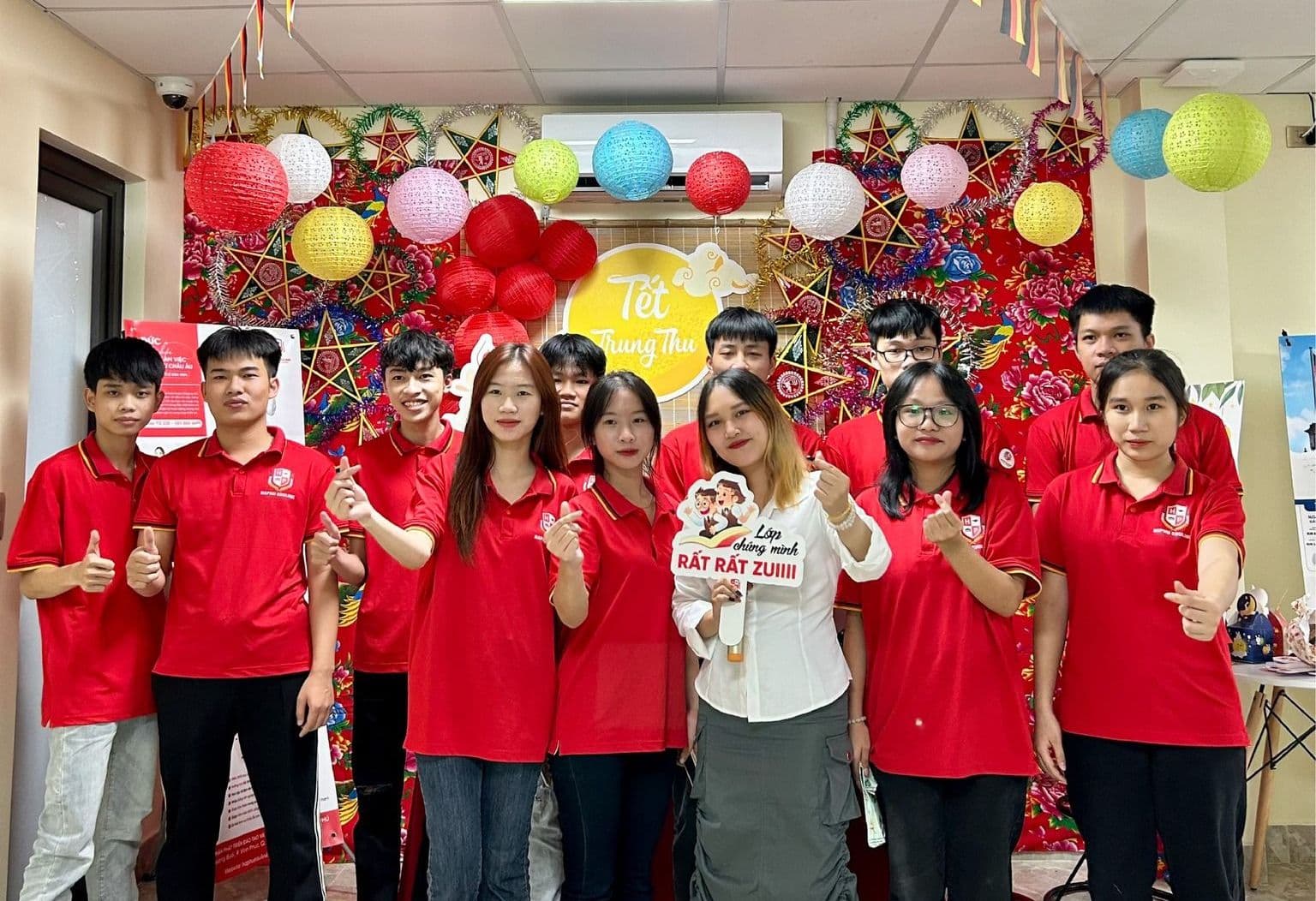 Hình ảnh đội chiến thắng trò chơi tại sự kiện.