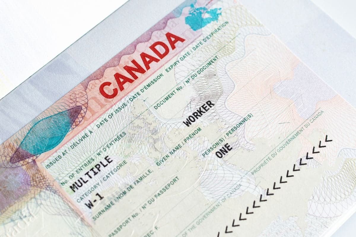 Visa Lao động là loại visa dành cho những người muốn làm việc tại Canada trong thời gian cố định. 